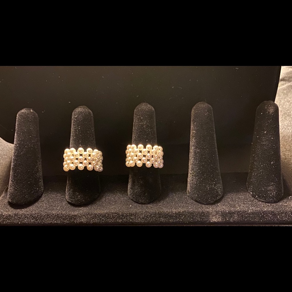 Mini pearl stretch ring.